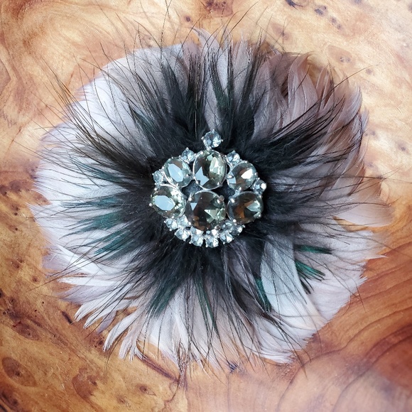 🎉💄TAKE IT SALE💋🥂Vintage Feather and Gem Brooch - Picture 2 of 3